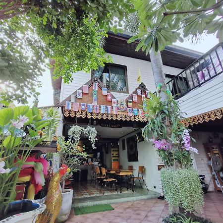 Tavee Guesthouse Банкок Екстериор снимка
