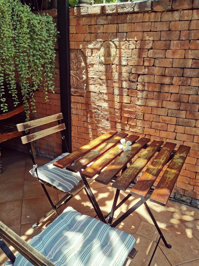 Tavee Guesthouse Банкок Екстериор снимка