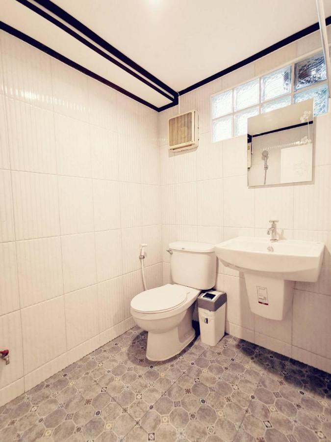 Tavee Guesthouse Банкок Стая снимка