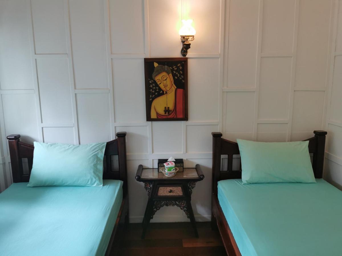 Tavee Guesthouse Банкок Екстериор снимка