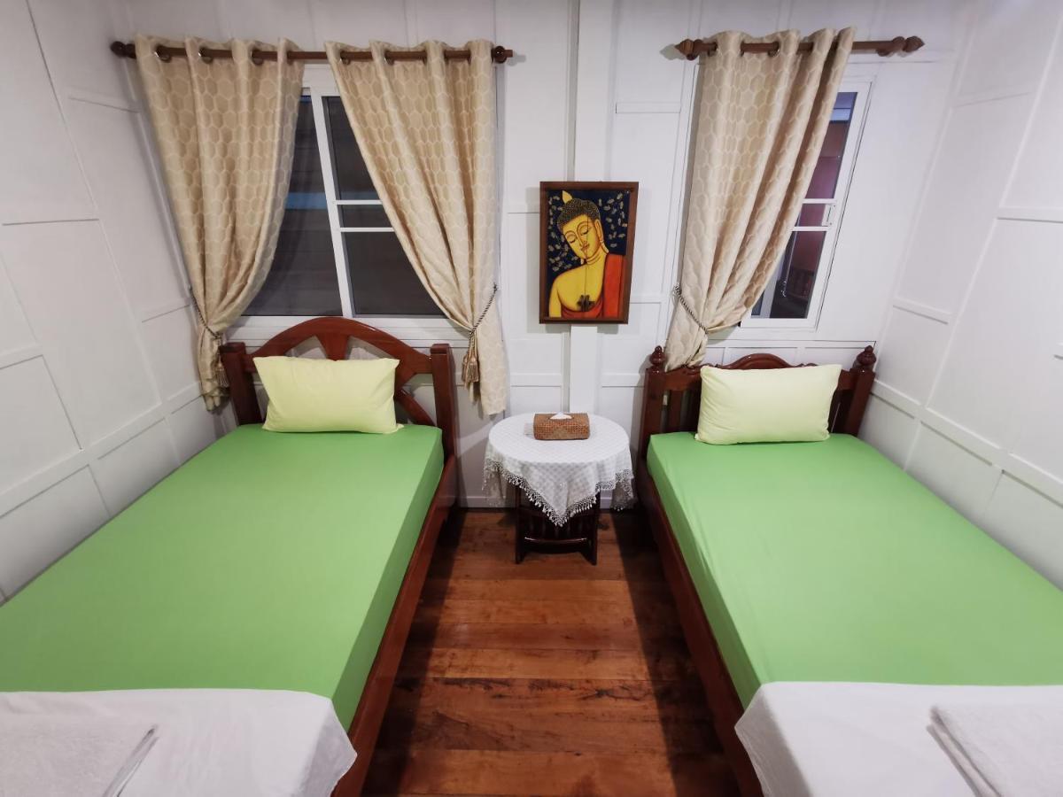 Tavee Guesthouse Банкок Екстериор снимка