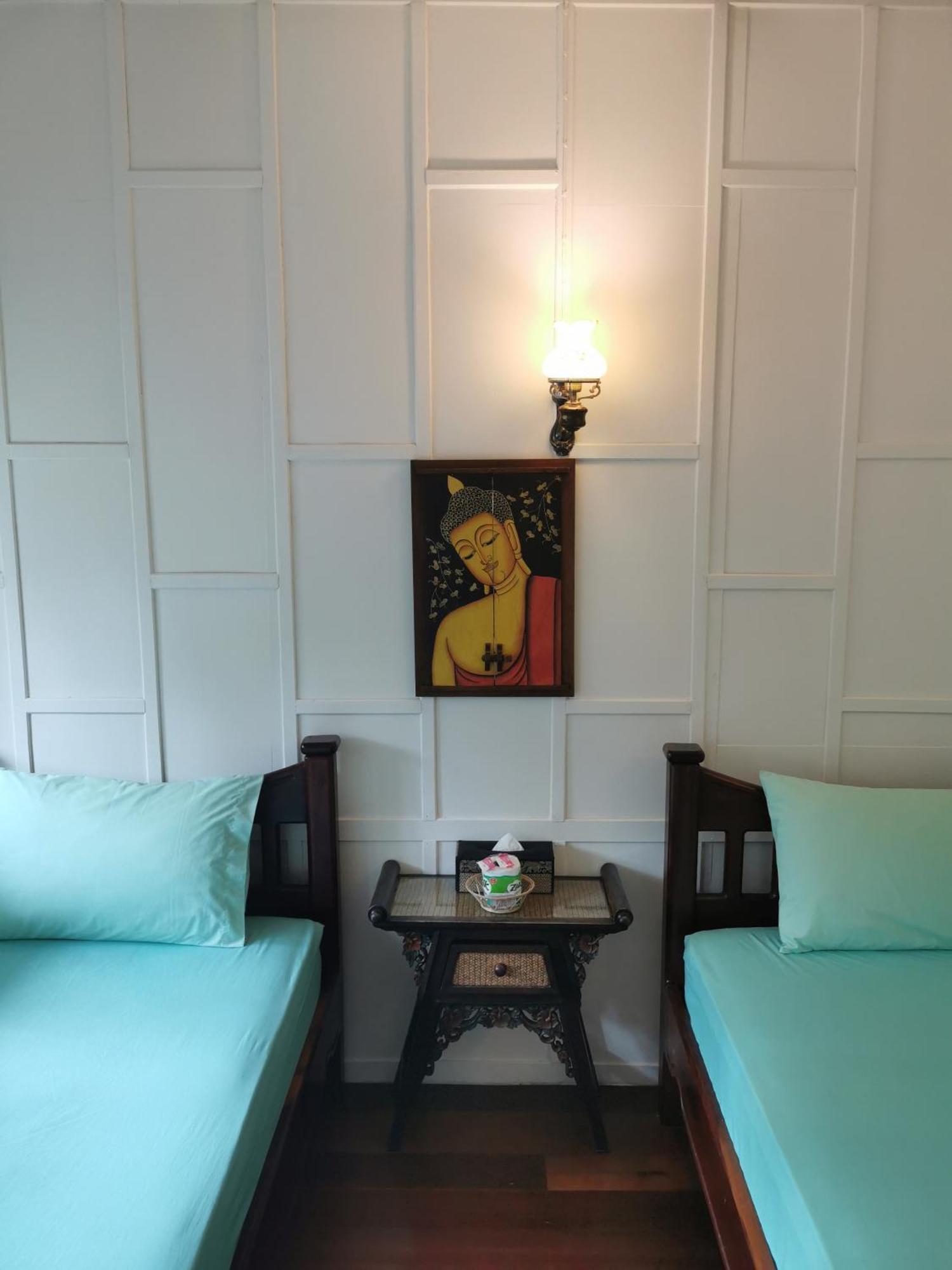 Tavee Guesthouse Банкок Стая снимка
